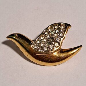 Vintage Trifari bird dove with stones in the wing